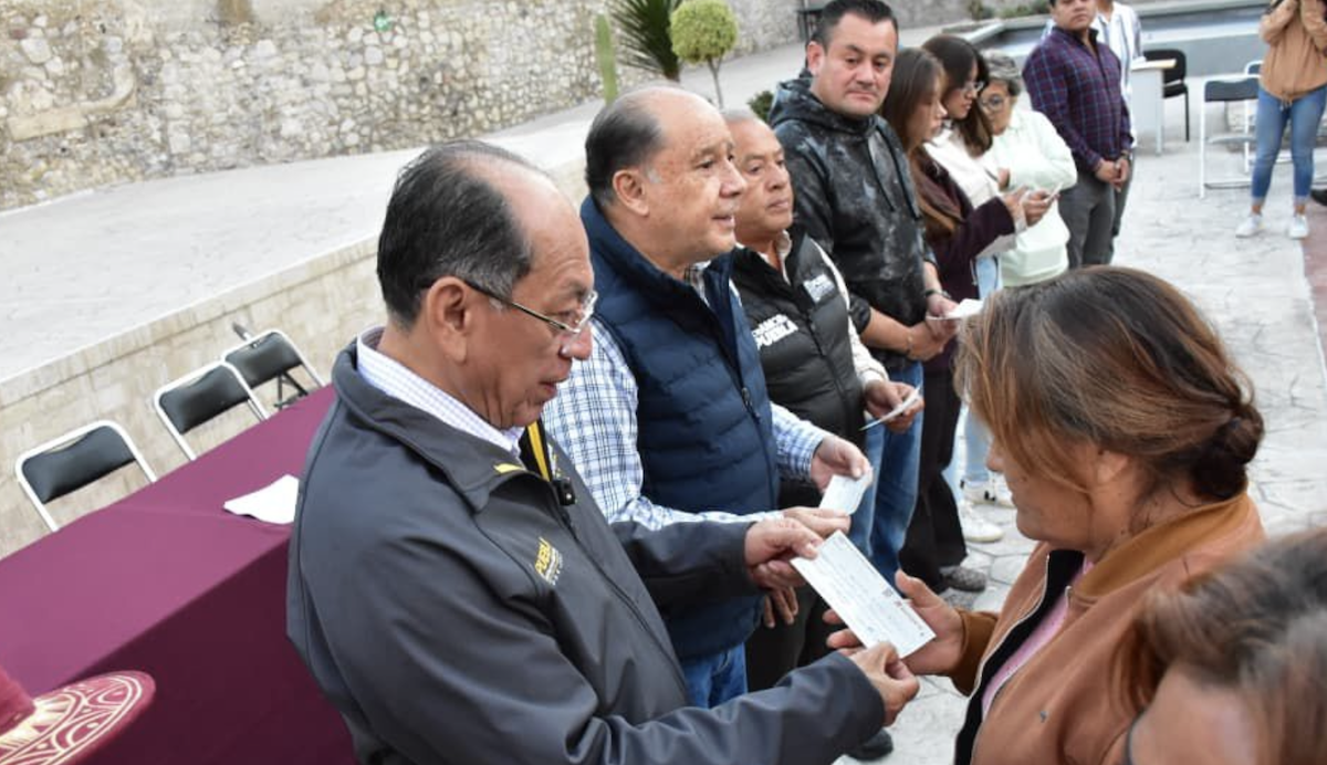 Entrega Gobierno del Estado apoyos a familias afectadas por explosión en Tepeaca